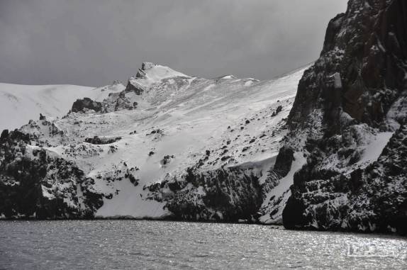 Paredes, escarpas e encostas que formavam o contorno da aniga caldeira vulcâncica que é hoje a baía de Deception Island, na Antártida